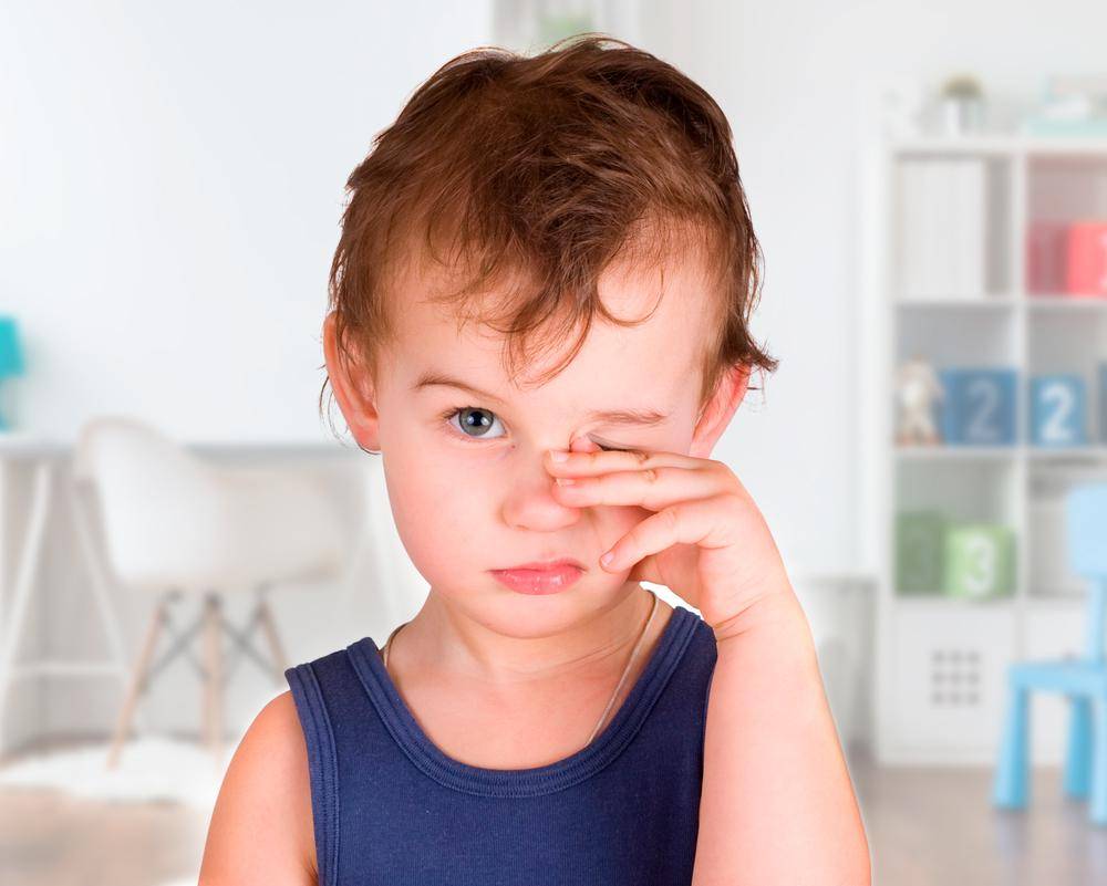 Ребенок часто моргает глазами - причины и возможные заболевания